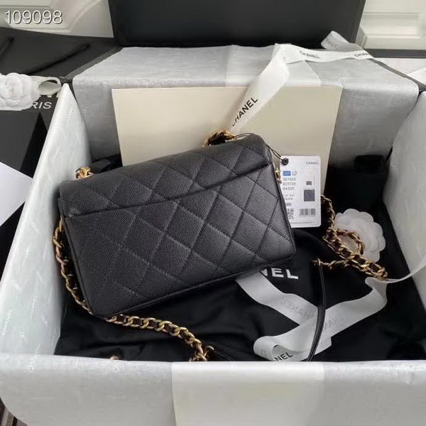 【原版皮】香奈儿/Chanel 新款口盖包,选用牛皮颗粒经过特殊工艺抛光,皮面略微亮闪闪,增加了耐磨度同时又超质感,经典的菱格纹设计,双C纽扣设计,19的皮穿金属粗链条,款号:AS1895