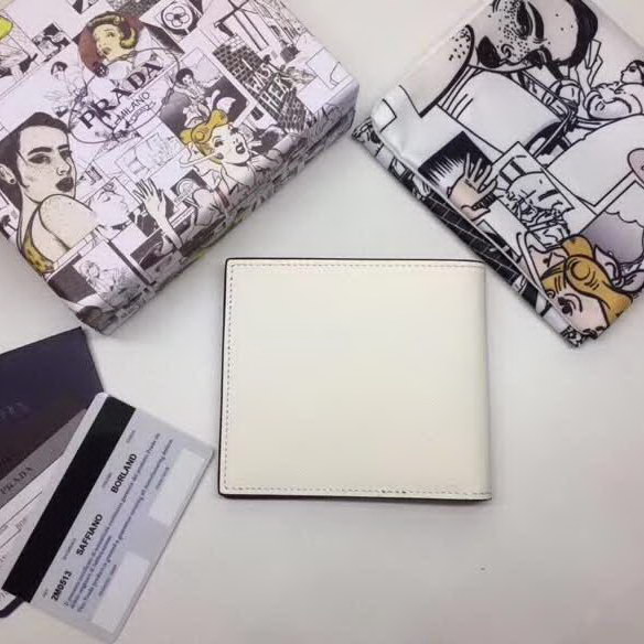 【原版皮】普拉达/Prada 短款钱夹,选用十字纹牛皮裁制而成,饰以黑色经典丝印徽标,风格优雅简约,款号:2M0513
