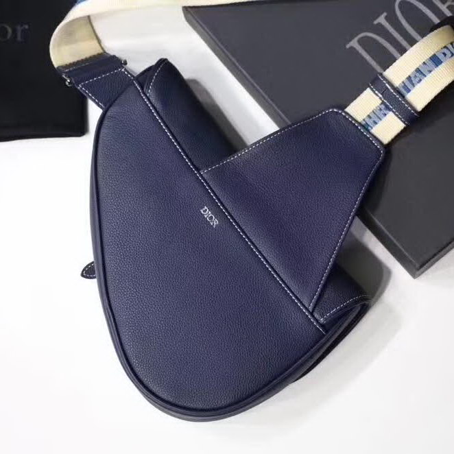 【原版皮】迪奥/Dior 马鞍包,选用颗粒纹小牛皮裁制而成,饰有Christian Dior带扣细节,彰显出自由与独特个性,看起来帅气又低调