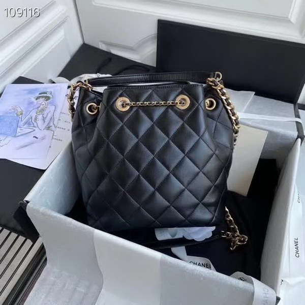 【原版皮】香奈儿/Chanel 新款抽绳包,选用小羊皮经过特殊工艺抛光,皮面略微亮闪闪,增加了耐磨度同时又超质感,经典的菱格纹设计,双C纽扣设计,19的皮穿金属粗链条,款号:AS1900