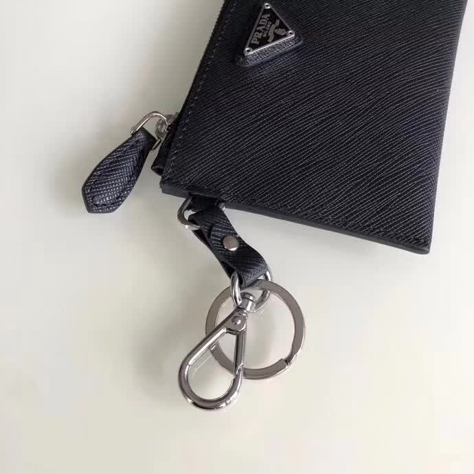 【原版皮】普拉达/Prada 钥匙包,车钥匙包,选用十字纹小牛皮裁制而成,男女通用款,最主要是可以挂在背包上,时尚前卫,款号:1TT080