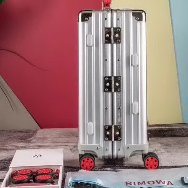 日默瓦/Rimowa 旅行箱,全铝镁合金,经典款的新版本,彩色皮质把手,购买就送透明套,4个轮子,2个手把,绑带,想怎么换就怎么换,永远是街头机场最靓的你