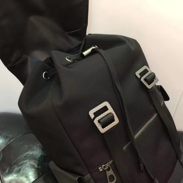 【原版皮】宝缇嘉/BV 男士双肩背包,哑光小牛皮和坚固尼龙的混合搭配时尚现代,配以手工制作,贴袋上编饰标志性的编织图案,设计旨在成就每日佩戴的必备单品,款号:80187208