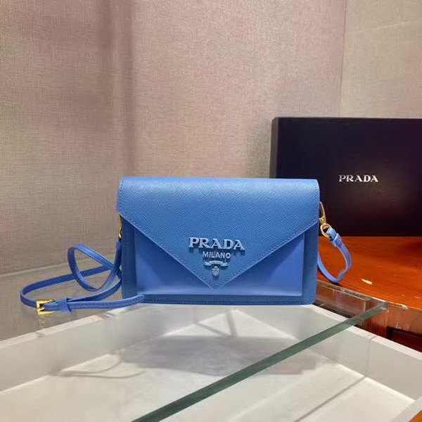 【原版皮】普拉达/Prada 肩背包,诠释精致的极简主义设计格调,一枚金属徽标点缀其上,昭示品牌身份,可拆卸可调式皮革肩带,又可当手包,内配可拆卸镜子,款号: 1BP020