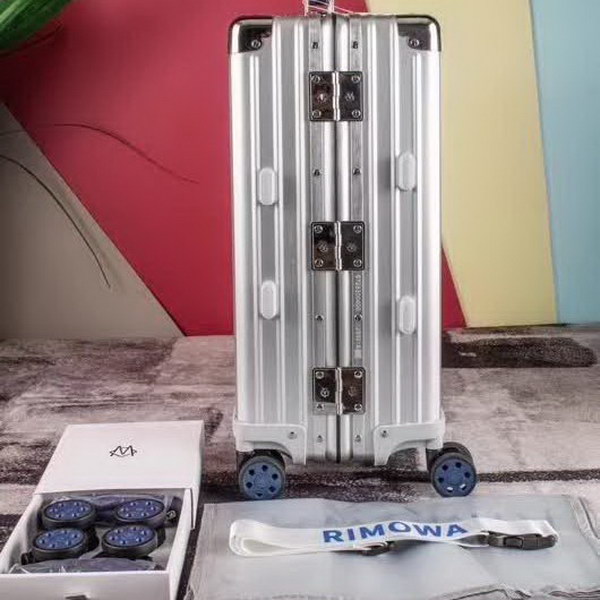 日默瓦/Rimowa 旅行箱,全铝镁合金,经典款的新版本,彩色皮质把手,购买就送透明套,4个轮子,2个手把,绑带,想怎么换就怎么换,永远是街头机场最靓的你