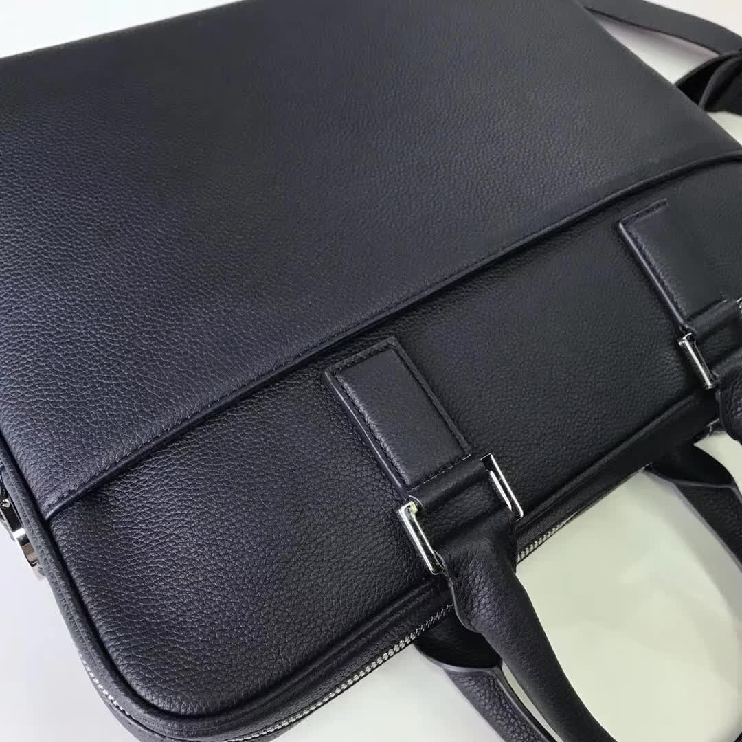 【原版皮】迪奥/Dior 男士公文包,选用粒面纹小牛皮裁制而成,采用传统工艺,是现代男士携带各类日常数据与文件的尚佳选择