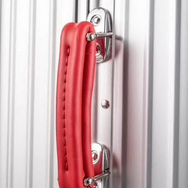 日默瓦/Rimowa 旅行箱,全铝镁合金,经典款的新版本,彩色皮质把手,购买就送透明套,4个轮子,2个手把,绑带,想怎么换就怎么换,永远是街头机场最靓的你