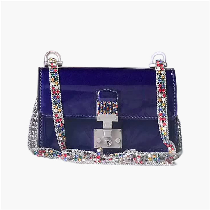 【原版皮】迪奥/Dior 链条包,选用光滑漆牛皮裁制而成,饰以点缀彩色钻粒的品牌标识字母锁扣,设计很特别,不容易撞款,链条缀满彩色钻粒,美得不要不要的,款号:5817