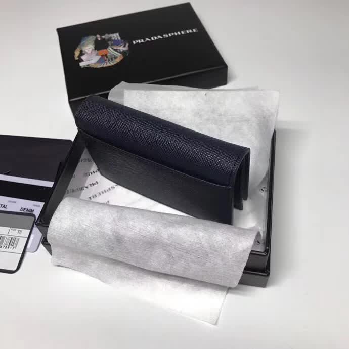 【原版皮】普拉达/Prada 男士卡包，选用十字纹牛皮裁制而成，版型立挺，精湛走线均匀整齐，油边顺滑，做工精致如图可见，款号：2MC122