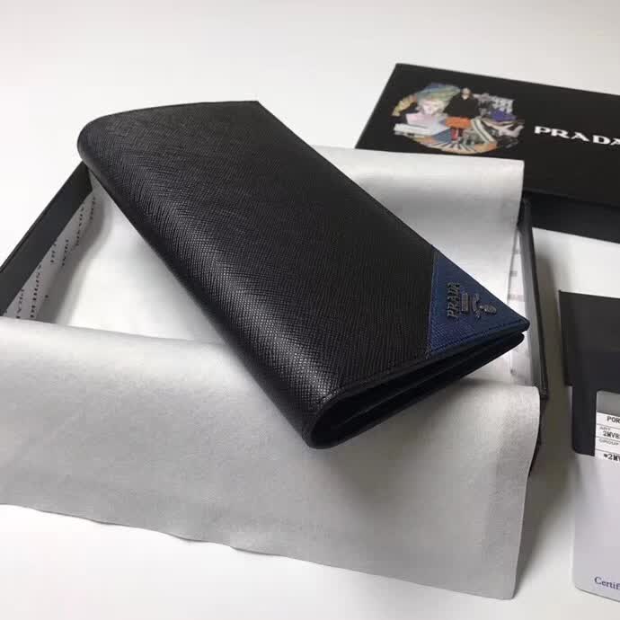 【原版皮】普拉达/Prada 西装钱夹，选用十字纹小牛皮裁制而成，边角点缀三角散字徽标，经典之作，简单时尚，款号：2MV836