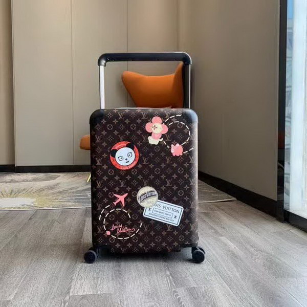 路易威登/LV Horizon 50拉杆箱,以个性创意革传奇经典,为标志性Monogram帆布点缀旅行贴饰,皮革边角保护和超大外置拉杆丰富智慧细节,打造优雅且实用的旅行伴侣