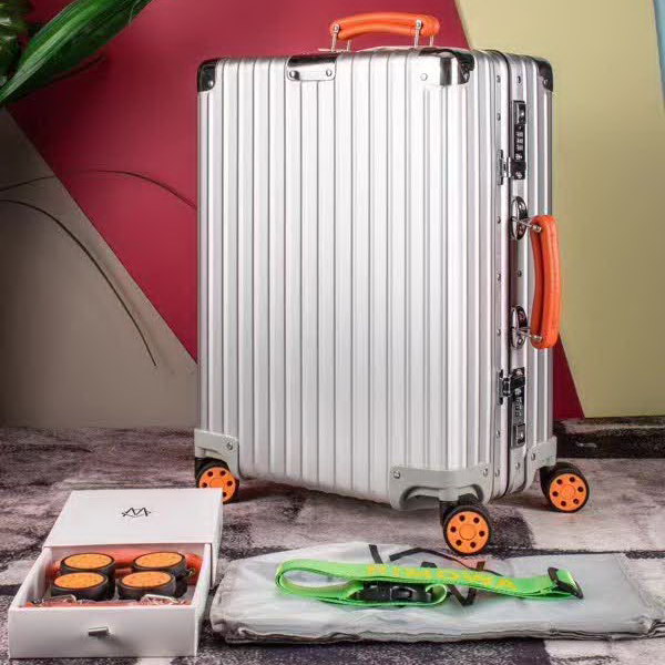 日默瓦/Rimowa 旅行箱,全铝镁合金,经典款的新版本,彩色皮质把手,购买就送透明套,4个轮子,2个手把,绑带,想怎么换就怎么换,永远是街头机场最靓的你