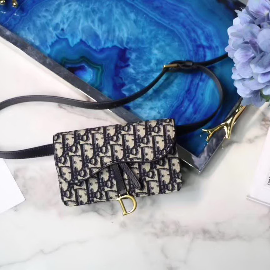 【原版皮】迪奥/Dior 马鞍腰包,选用Oblique提花帆布搭配同色系牛皮皮革裁制而成,搭配腰带,设计感十足,好用又时髦就属它