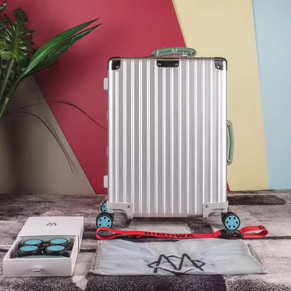 日默瓦/Rimowa 旅行箱,全铝镁合金,经典款的新版本,彩色皮质把手,购买就送透明套,4个轮子,2个手把,绑带,想怎么换就怎么换,永远是街头机场最靓的你