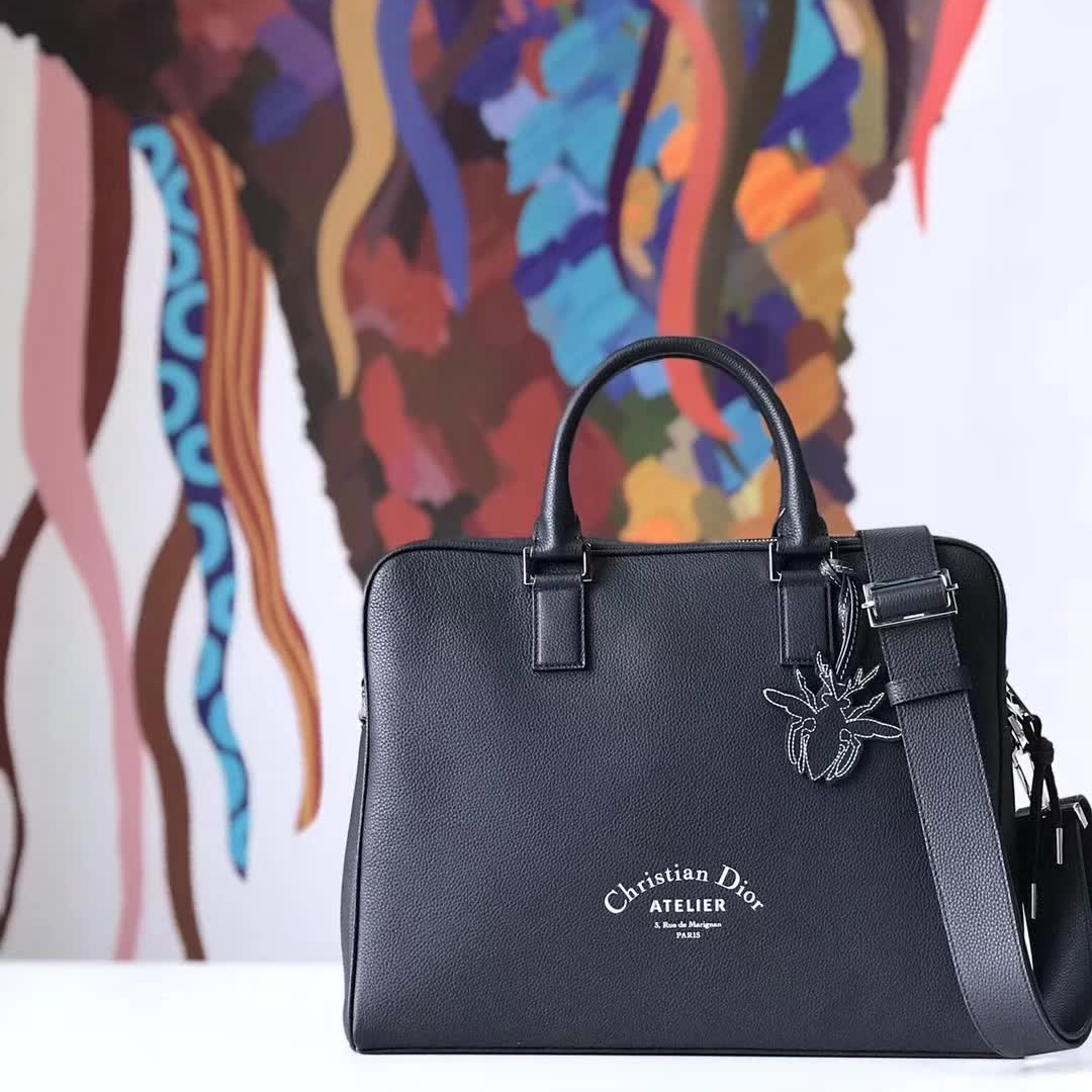【原版皮】迪奥/Dior 男士公文包,选用粒面纹小牛皮裁制而成,采用传统工艺,是现代男士携带各类日常数据与文件的尚佳选择
