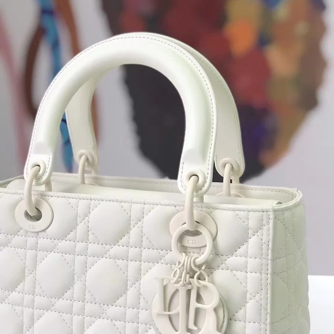 【原版皮】迪奥/Dior 戴妃包,磨砂系列,选用小牛皮绗缝藤格纹,饰有 Ultra matte 饰面金属配饰