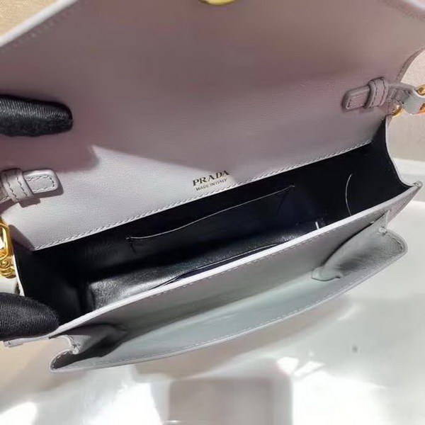 【原版皮】普拉达/Prada 肩背包,诠释精致的极简主义设计格调,一枚金属徽标点缀其上,昭示品牌身份,可拆卸可调式皮革肩带,又可当手包,内配可拆卸镜子,款号: 1BP020