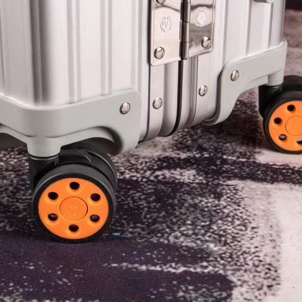 日默瓦/Rimowa 旅行箱,全铝镁合金,经典款的新版本,彩色皮质把手,购买就送透明套,4个轮子,2个手把,绑带,想怎么换就怎么换,永远是街头机场最靓的你