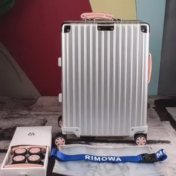 日默瓦/Rimowa 旅行箱,全铝镁合金,经典款的新版本,彩色皮质把手,购买就送透明套,4个轮子,2个手把,绑带,想怎么换就怎么换,永远是街头机场最靓的你