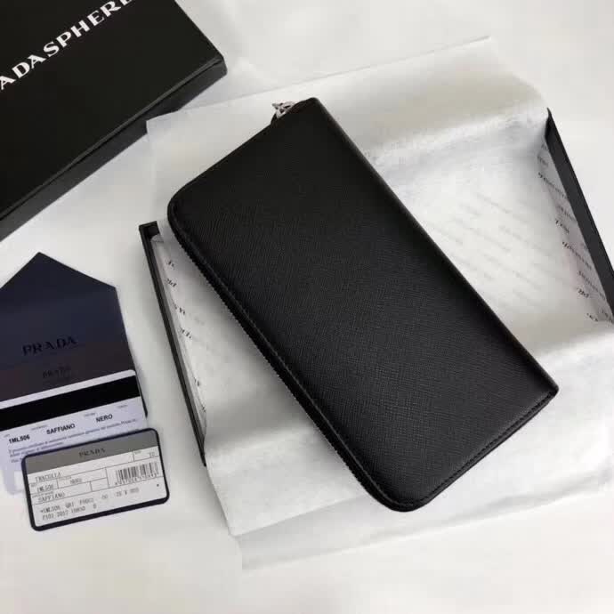 【原版皮】普拉达/Prada 拉链钱夹,选用十字纹小牛皮裁制而成,正面点缀银色散字徽标,尽显高档时尚,低调而又奢华,款号:1ML506