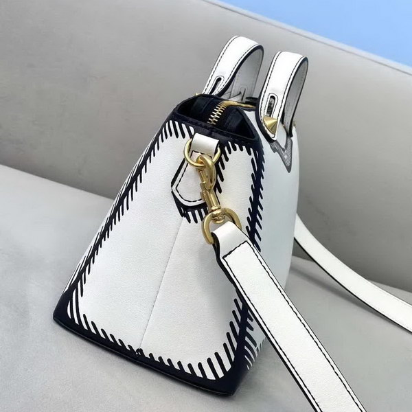【原版皮】芬迪/Fendi 加州天空系列手提波士顿包,以撞色黑色图形轮廓,营造二维效果,白色皮革进口原料制作,单拉链轻松开,内部宽敞,配有提手和可调节肩带,斜挎手提皆,挂饰,字母肩带需另行购买,款号: 2580