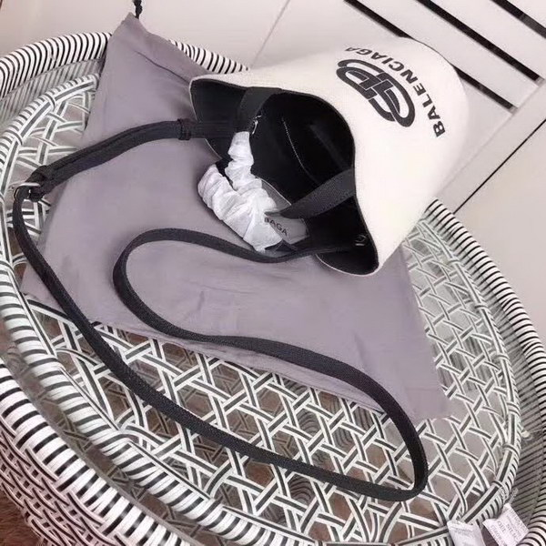 【原版皮】巴黎世家/Balenciaga, 帆布水桶手提包,黑白设计正面大小logo相衬,经典设计简约不轻易过时,帆布包轻盈易携带,容量却很赞,手提斜挎都是棒棒的