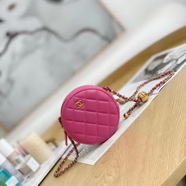 【原版皮】香奈儿/Chanel 金球系列小圆饼包,采用小羊皮精心裁制而成,柔软细腻搭配这季最火爆的链条,神奇的小金球能控制肩带长短,平时出门带的口红车钥匙纸巾都能放,款号:AS0366