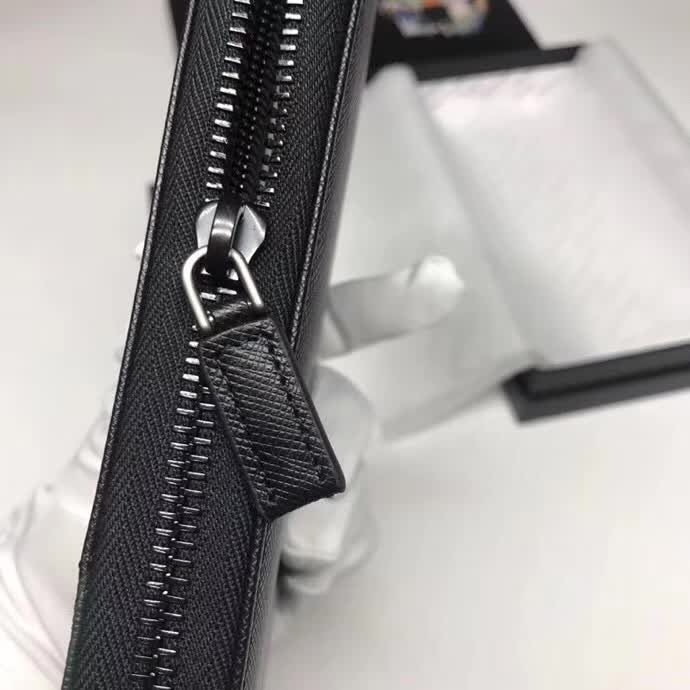 【原版皮】普拉达/Prada 拉链钱夹,选用十字纹小牛皮裁制而成,边角点缀三角散字徽标,经典之作,简单时尚,款号:2ML188
