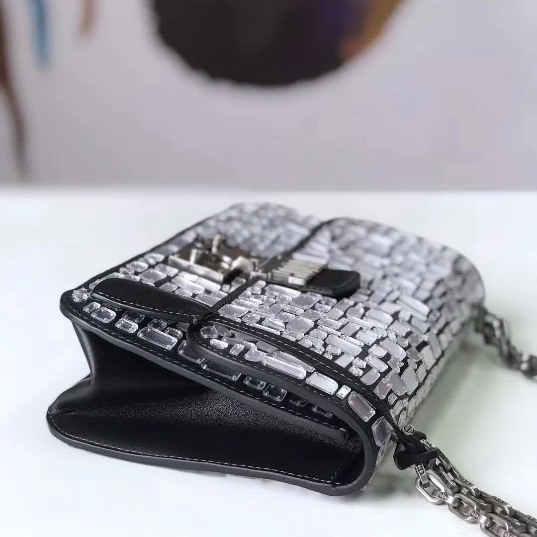 【原版皮】迪奥/Dior 链条包,选用小牛皮裁制而成,饰以不规则珠片,很有年代感,搭配链条肩带,真是perfect