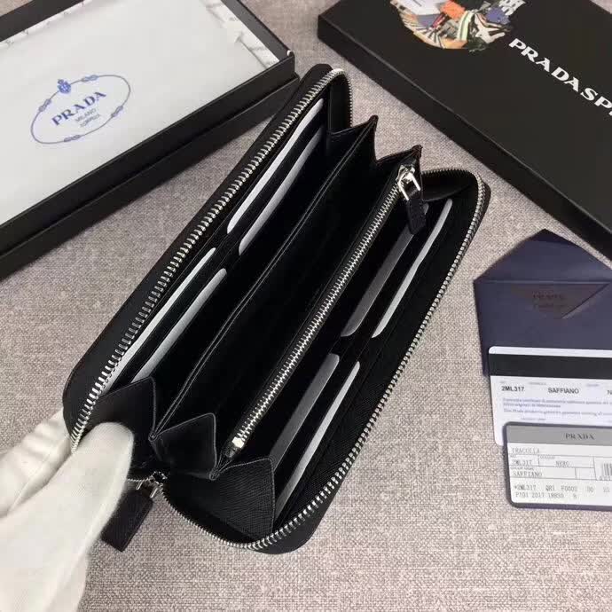 【原版皮】普拉达/Prada 拉链钱夹,选用十字纹小牛皮裁制而成,绗缝特别的皮革徽标设计凸显个性,时尚炫酷,就是要你好看,款号:2ML317