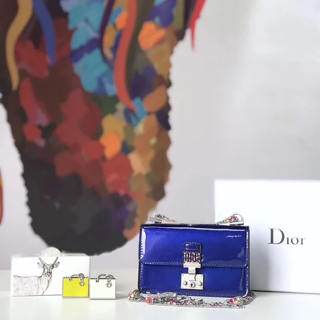 【原版皮】迪奥/Dior 链条包,选用光滑漆牛皮裁制而成,饰以点缀彩色钻粒的品牌标识字母锁扣,设计很特别,不容易撞款,链条缀满彩色钻粒,美得不要不要的,款号:5817