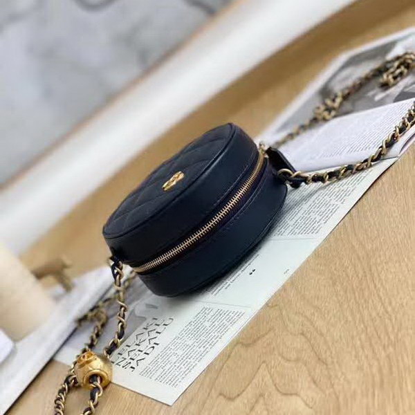 【原版皮】香奈儿/Chanel 金球系列小圆饼包,采用小羊皮精心裁制而成,柔软细腻搭配这季最火爆的链条,神奇的小金球能控制肩带长短,平时出门带的口红车钥匙纸巾都能放,款号:AS0366