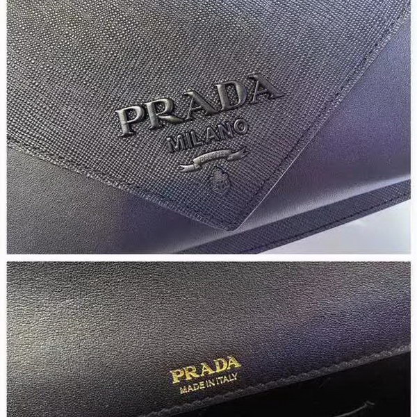 【原版皮】普拉达/Prada 肩背包,诠释精致的极简主义设计格调,一枚金属徽标点缀其上,昭示品牌身份,可拆卸可调式皮革肩带,又可当手包,内配可拆卸镜子,款号: 1BP020
