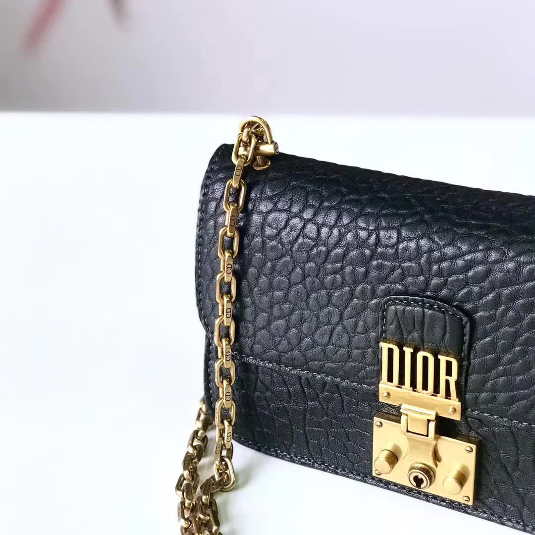 【原版皮】迪奥/Dior 链条包,选用大象纹小牛皮裁制而成,饰以精致又摩登复古品牌标识锁扣,很有年代感,搭配链条肩带,真是perfect,款号:M5816