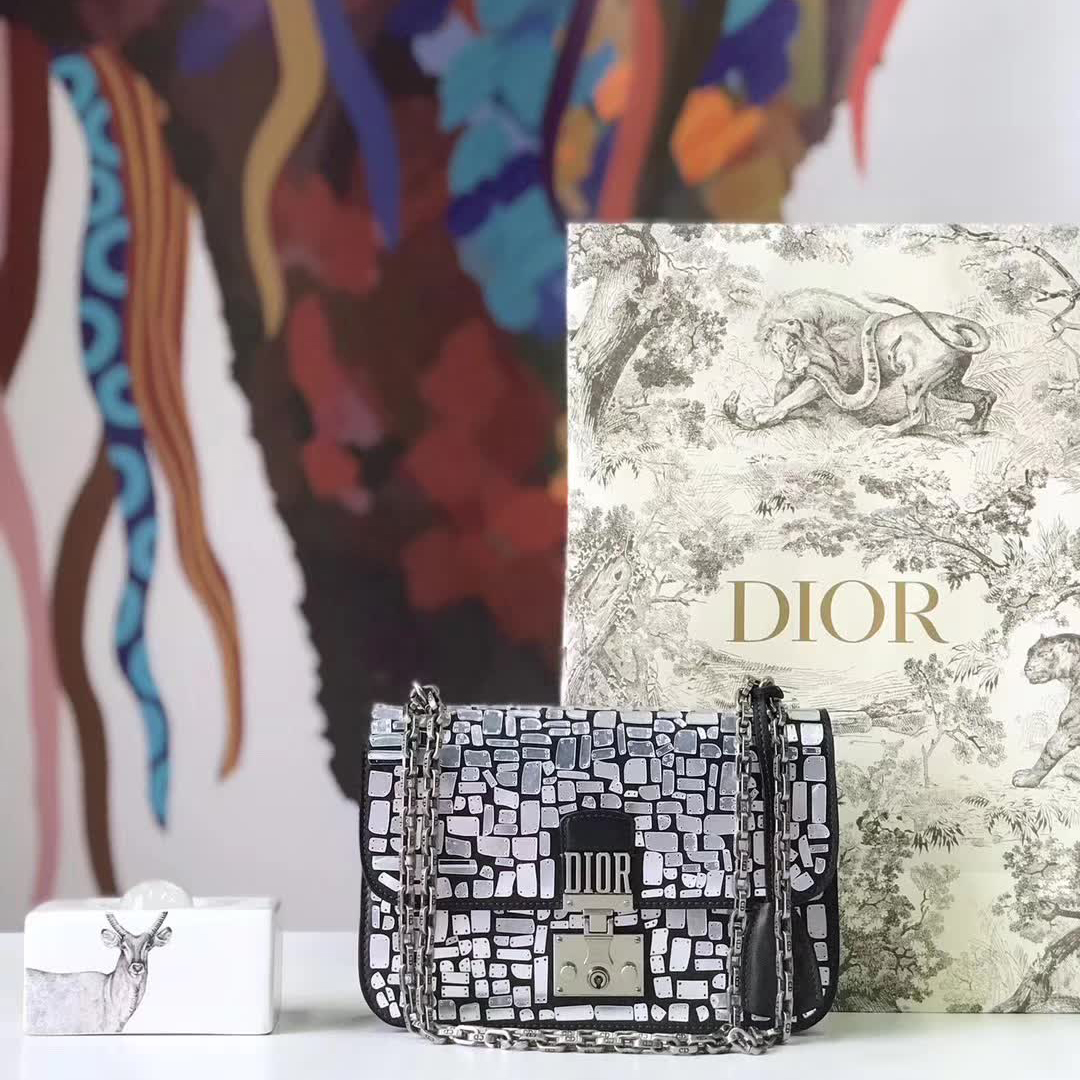 【原版皮】迪奥/Dior 链条包,选用小牛皮裁制而成,饰以不规则珠片,很有年代感,搭配链条肩带,真是perfect