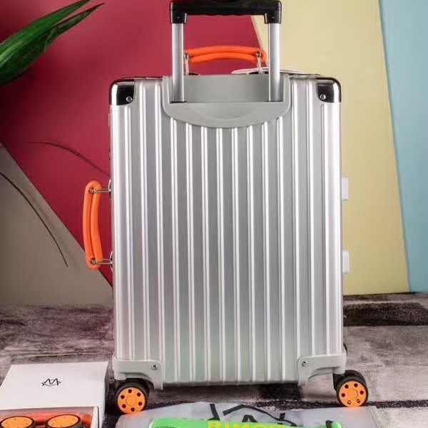 日默瓦/Rimowa 旅行箱,全铝镁合金,经典款的新版本,彩色皮质把手,购买就送透明套,4个轮子,2个手把,绑带,想怎么换就怎么换,永远是街头机场最靓的你