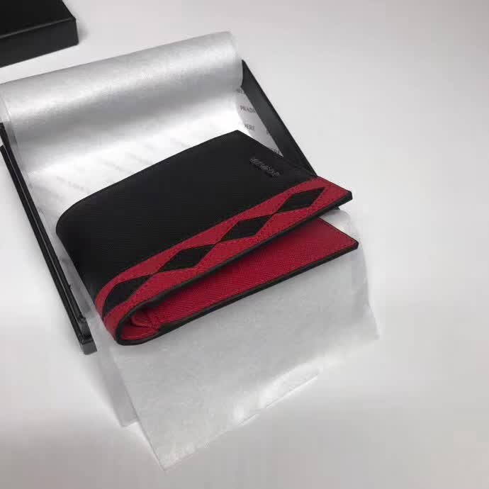 【原版皮】普拉达/Prada 短款钱夹,选用十字纹牛皮裁制而成,饰以菱形拼色,精湛走线均匀整齐,油边顺滑,款号:2M0513