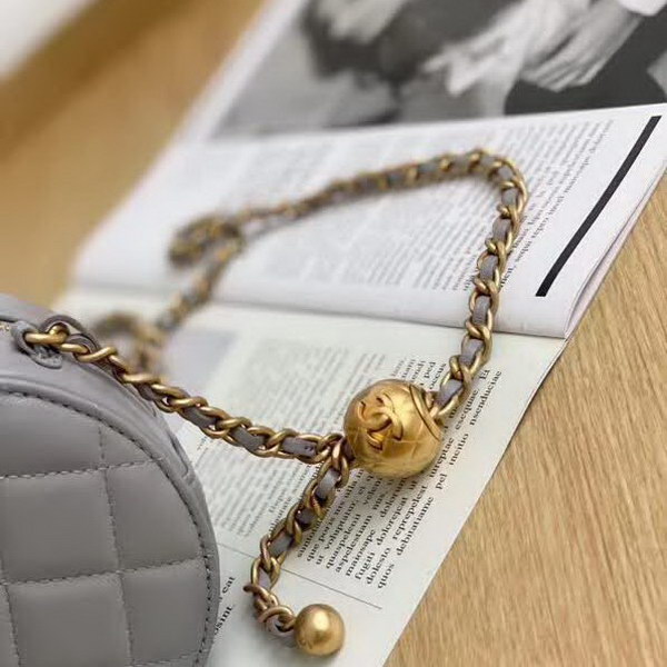 【原版皮】香奈儿/Chanel 金球系列小圆饼包,采用小羊皮精心裁制而成,柔软细腻搭配这季最火爆的链条,神奇的小金球能控制肩带长短,平时出门带的口红车钥匙纸巾都能放,款号:AS0366