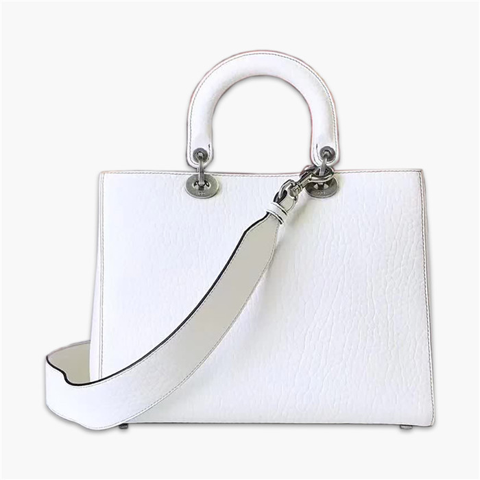 【原版皮】迪奥/Dior 手提包,选用大象纹小牛皮裁制而成,缀以品牌标识吊坠,搭配宽肩带更有特色,简约时尚