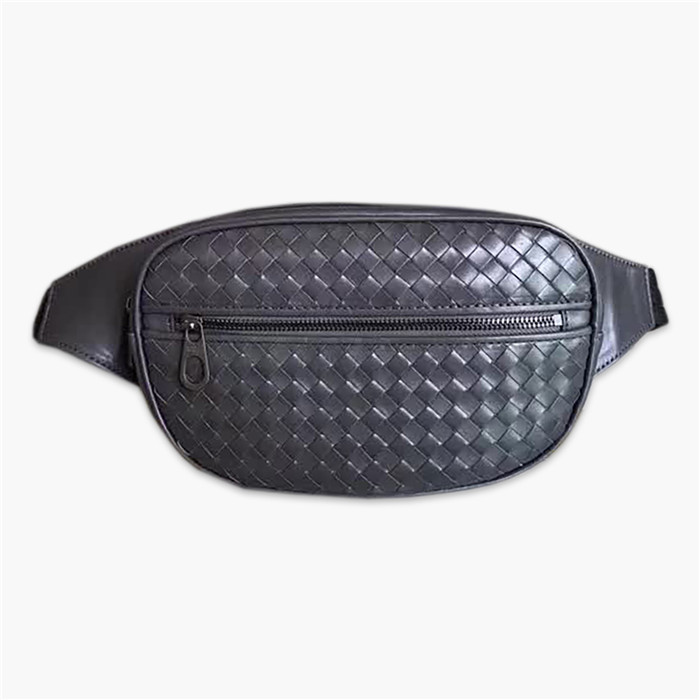 【原版皮】葆蝶家/Bottega Veneta 胸包,经典爆款,选用高光胎牛皮裁制而成,搭配哑锖色五金,所有材料都精挑细选