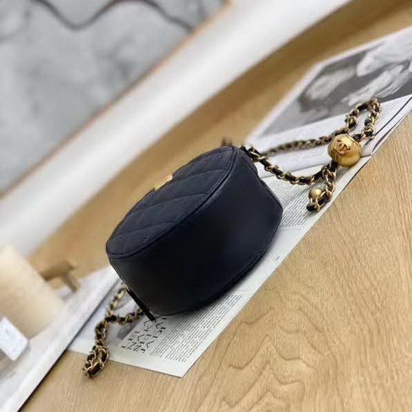 【原版皮】香奈儿/Chanel 金球系列小圆饼包,采用小羊皮精心裁制而成,柔软细腻搭配这季最火爆的链条,神奇的小金球能控制肩带长短,平时出门带的口红车钥匙纸巾都能放,款号:AS0366