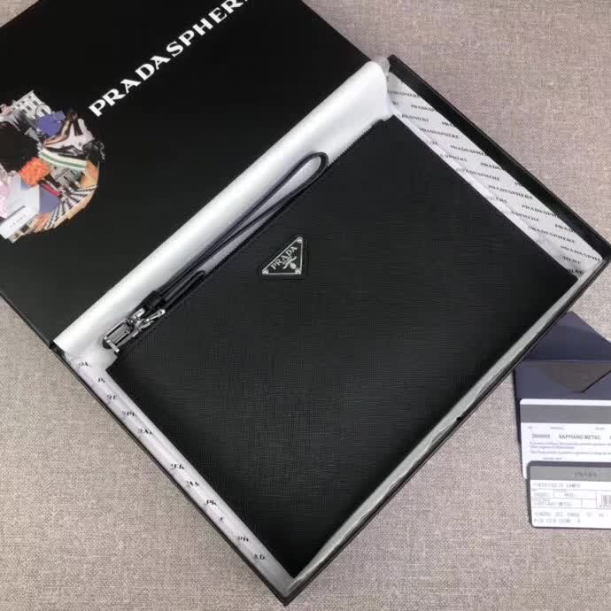 【原版皮】普拉达/Prada 男士手包,选用十字纹小牛皮裁制而成,正面点缀品牌三角徽标,款号:2NG005