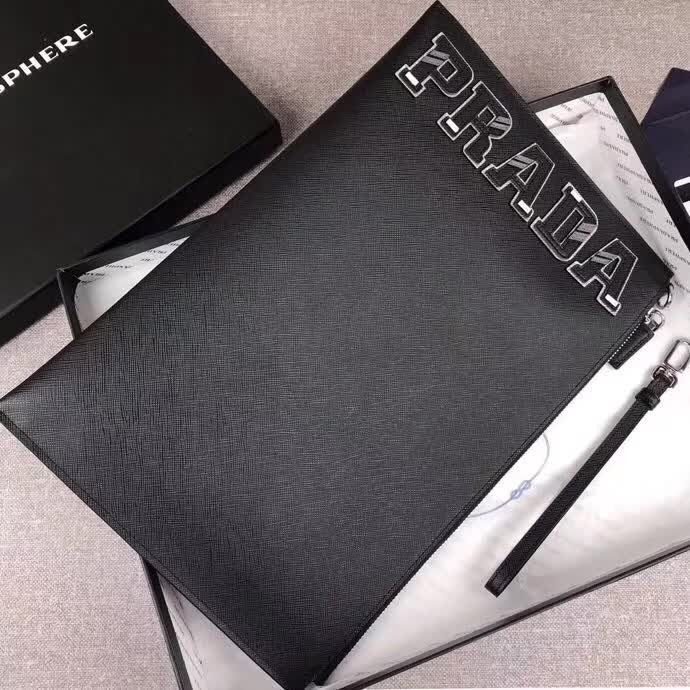 【原版皮】普拉达/Prada 男士手包,限量版,选用十字纹小牛皮裁制而成,绗缝特别的皮革徽标设计凸显个性,时尚炫酷,就是要你好看,款号:2NG001