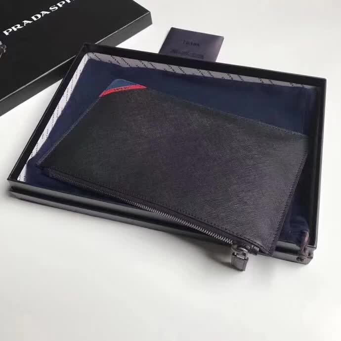 【原版皮】普拉达/Prada 男士手包,选用十字纹小牛皮裁制而成,边角点缀拼色皮革字唛徽标,款号:2NG005