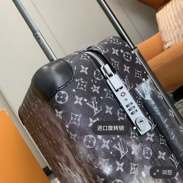 路易威登/LV 星空Horizon拉杆箱以个性创意革新,追溯品牌传统行李箱的设计风尚,皮革边角保护和超大外置拉杆丰富智慧细节,打造优雅且实用的旅行伴侣