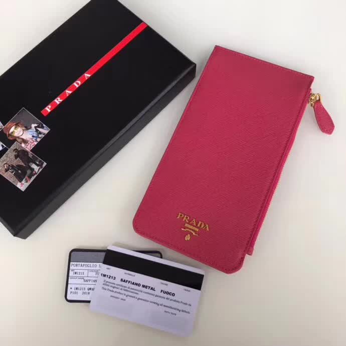 【原版皮】普拉达/Prada 卡包,男女通用款,选用十字纹牛皮裁制而成,点缀金色散字唛徽标,超大容量