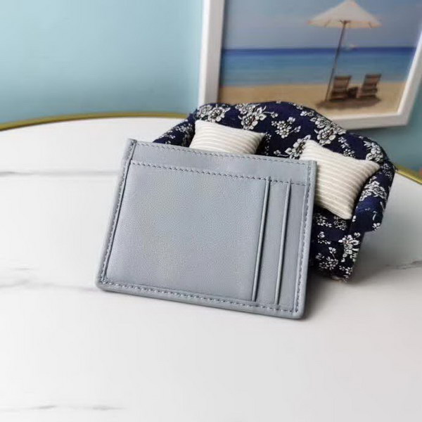 【原版皮】缪缪/Miu Miu 卡夹,采用小羊皮材质精心裁制而成,Matelasse花纹图案,内里标识烫字,Moire和皮革衬里,款号:5MC076