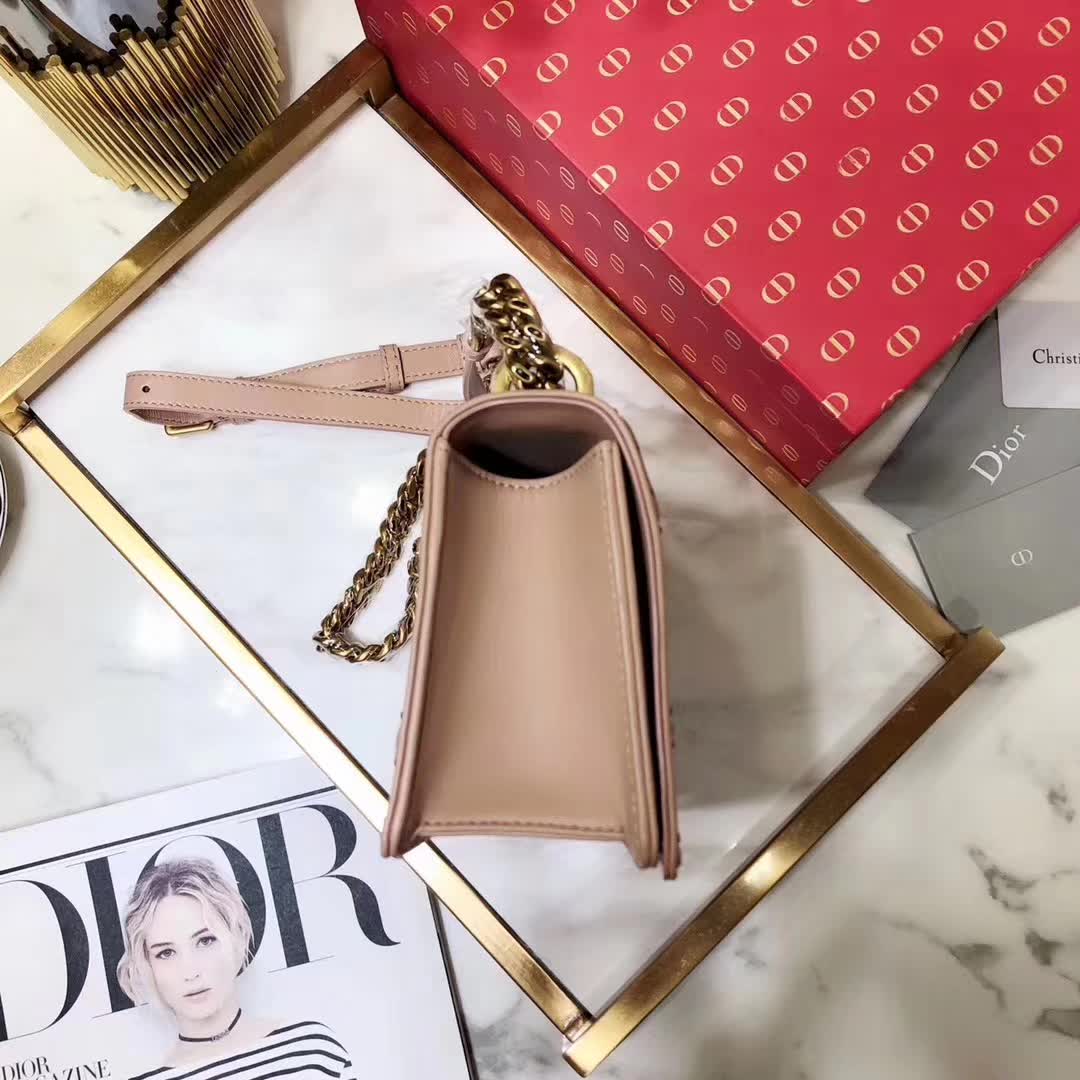 【原版皮】迪奥/Dior 链条包,选用小羊皮裁制而成,缀以饰钉 Archicannage藤格纹图案,徽章锁扣,美得不要不要的