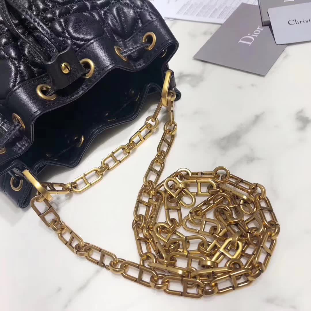 【原版皮】迪奥/Dior 水桶包,选用柔软羊皮裁制而成,全新包型,火遍时尚圈的复古潮流感,款号:M1693