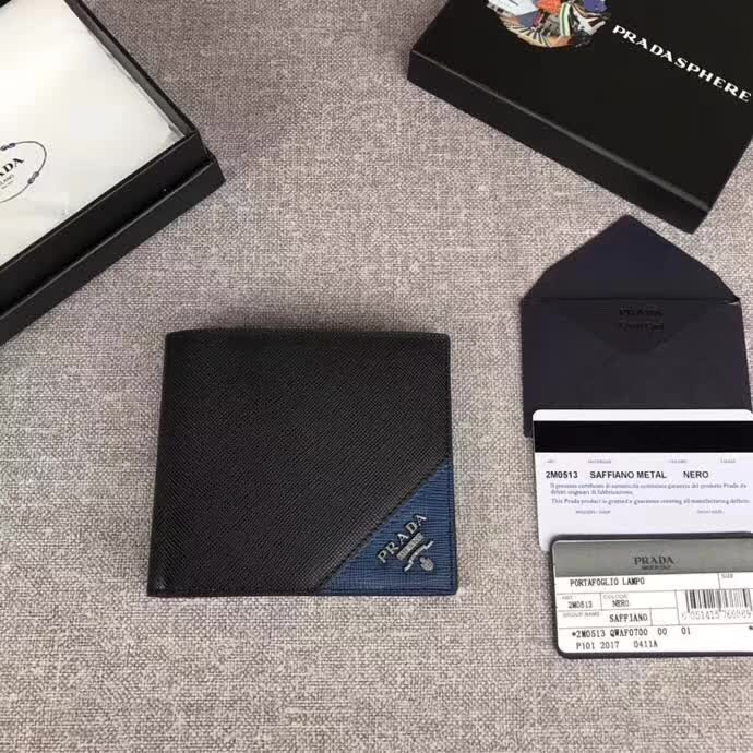 【原版皮】普拉达/Prada 短款钱夹,选用十字纹小牛皮裁制而成,边角点缀三角散字唛标识,精湛走线均匀整齐,做工精湛,款号:2M0513